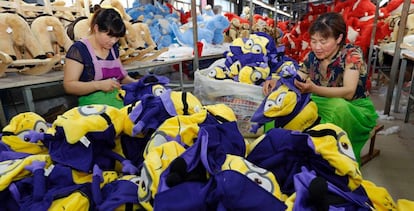 Dos trabajadoras de una f&aacute;brica de juguetes en la provincia china de Jiangsu.