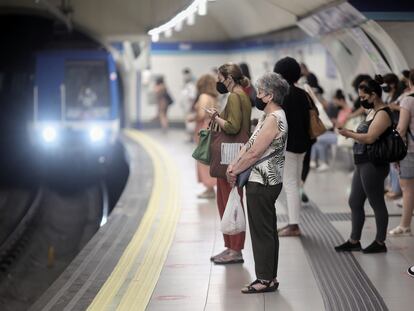 Varias personas en el andén de la estación de metro de Sol, en Madrid.