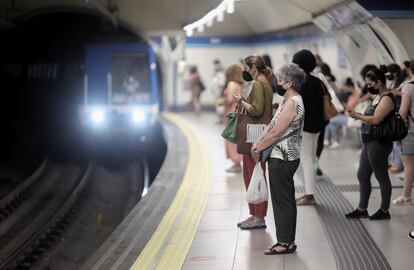 Varias personas en el andén de la estación de metro de Sol, en Madrid.