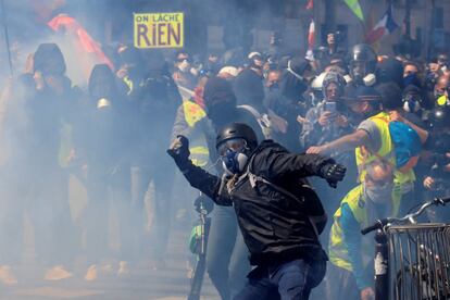 Manifestantes enmascarados durante los enfrentamientos con la policía francesa.
