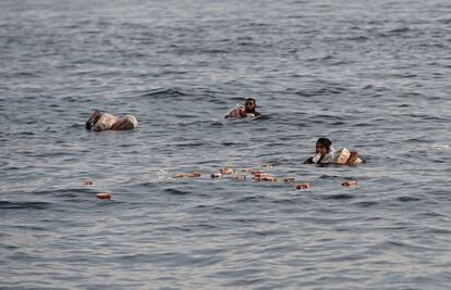 Las autoridades tailandesas proporcionaron alimentos y agua a los 400 inmigrantes naufragados en el mar de Andamán.