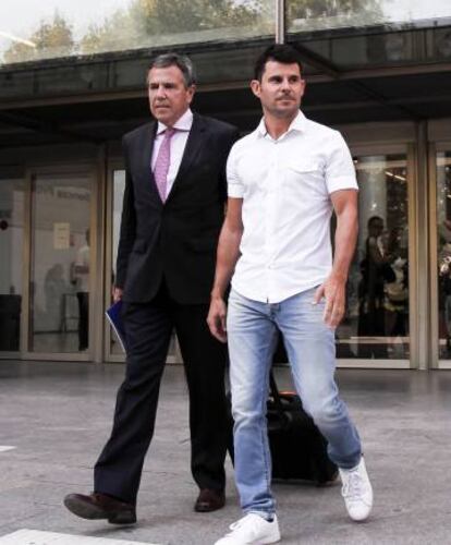 Javier Sánchez con su abogado Fernando Osuna tras presentar la demanda de paternidad en Valencia en 2017.