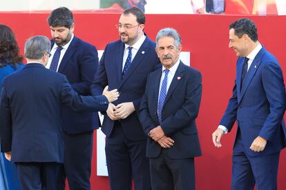 Los presidentes de Murcia, Fernando López Miras, de Asturias, Adrián Barbón,  de Cantabria, Miguel Ángel Revilla, y de Andalucía, Juan Manuel Moreno, en el palco de autoridades, durante el desfile del Día de la Fiesta Nacional, este miércoles, en Madrid.