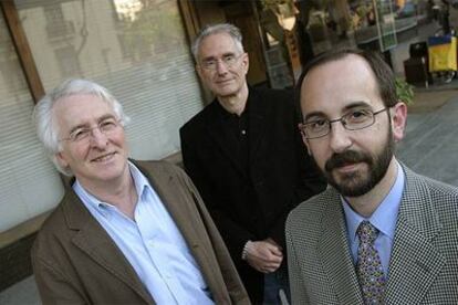 Los bioquímicos Jean-Paul Giacobino, Daniel Ricquier y Eduardo Rial, de izquierda a derecha, en Madrid.