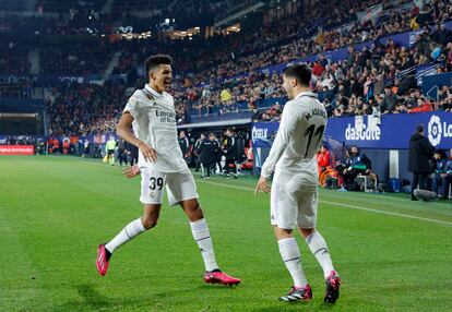 Álvaro Rodríguez va a celebrar con Asensio el gol del mallorquín a Osasuna.