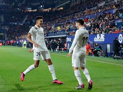 Álvaro Rodríguez va a celebrar con Asensio el gol del mallorquín a Osasuna.