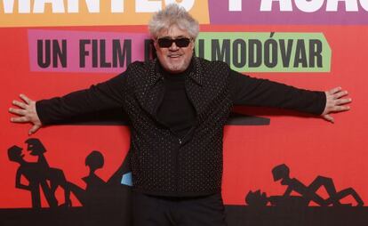 El director de cine, Pedro Almod&oacute;var, a su llegada a la fiesta organizada con motivo de su &uacute;ltima pel&iacute;cula, &#039;Los amantes pasajeros&#039;, el pasado jueves.