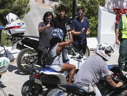 Los hijos de Ángel Nieto, Gelete (i), Hugo (c), y Pablo (d), saludan a varios motoristas en el funeral celebrado en Ibiza para despedir a Ángel Nieto.