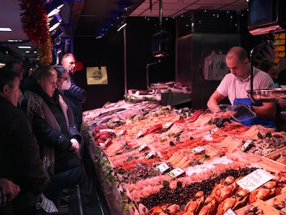 Varias personas en el mercado de Ventas, en Madrid, el 30 de diciembre.