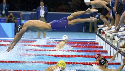Michael Phelps salta a la piscina durante la prueba de 4x100m en Río.