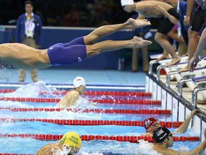 Michael Phelps salta a la piscina durante la prueba de 4x100m en Río.