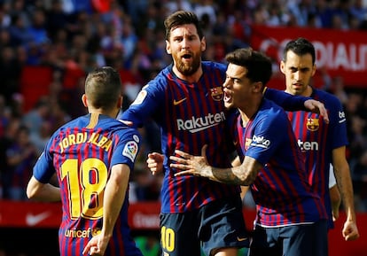 Lionel Messi, en el centro, celebra su primer gol con Philippe Coutinho.