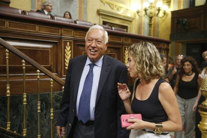 El ministro de Asuntos Exteriores en funciones, José Manuel García-Margallo, antes del inicio de la segunda votación para la investidura del candidato popular, Mariano Rajoy, en el Congreso de los Diputados.