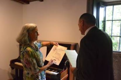 Margarita Viso y Anxo Angueira revisan las partituras que va a interpretar la pianista en el instrumento recuperado para la Casa de Rosalía.