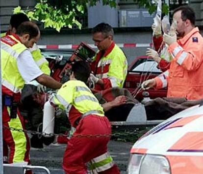 Los equipos sanitarios trasladan a uno de los heridos en el tiroteo.