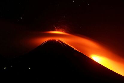 Aspecto de una de las erupciones del volcán Pacaya, visto desde Los Ríos, Guatemala. El coloso, de 2.552 metros de altura y situado a unos 25 kilómetros al sur de Ciudad de Guatemala, mantiene explosiones que lanzan residuos, además de la caída de ceniza que afecta a unas siete comunidades.