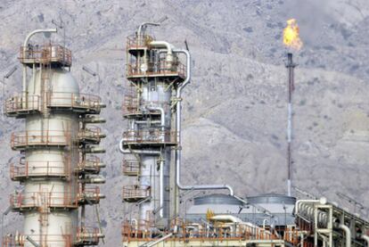 South Pars gas plant in southern Iran (above) was a joint project with Repsol until 2008. José Viñals, Bank of Spain deputy governor (right) gave US Embassy bank data.