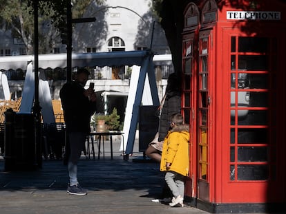 Centro de Gibraltar con comercios cerrados por las restricciones de COVID-19 este pasado sábado.