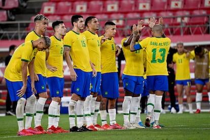 Dani Alves celebra con sus compañeros su gol en la tanda de penaltis contra México.