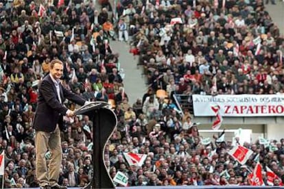 José Luis Rodríguez Zapatero, durante el mitin del PSOE en Dos Hermanas (Sevilla).
PÉREZ CABO