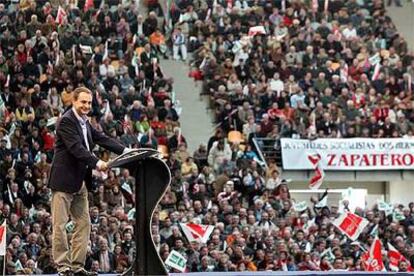 José Luis Rodríguez Zapatero, durante el mitin del PSOE en Dos Hermanas (Sevilla).
PÉREZ CABO