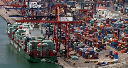 Movimiento de contenedores en el puerto de Valencia.