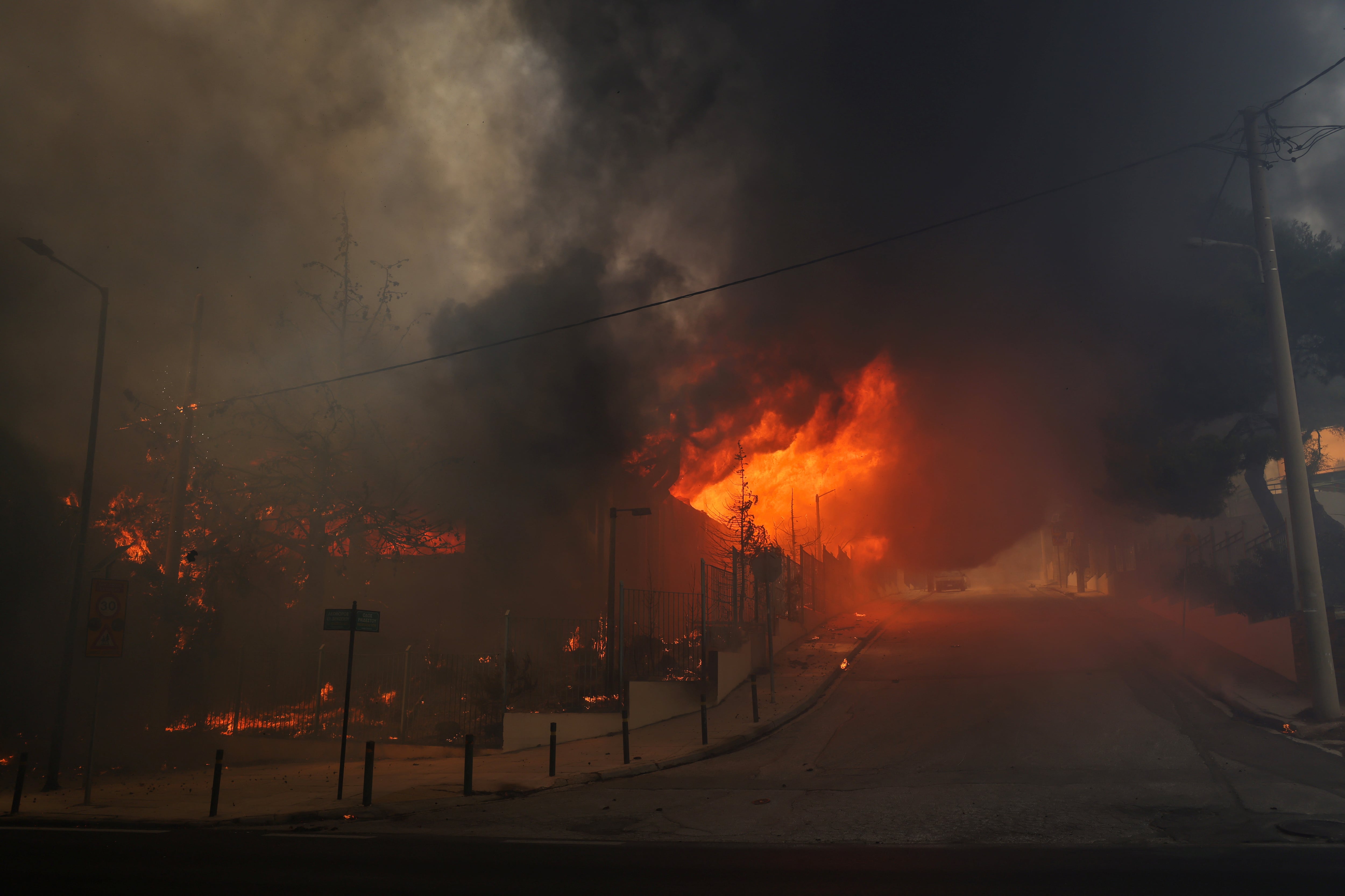 Una mujer muere en el gran incendio forestal de las afueras de Atenas 