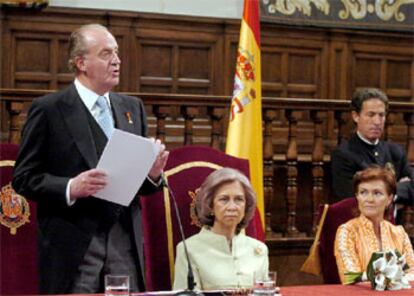 En su discurso, el Rey ha como definido a Rojas como el "prototipo del poeta buscador", que "quiere descifrar el
significado del mundo". Don Juan Carlos ha presidido el acto acompañado por la Reina y por la ministra de Cultura, Carmen Calvo. El máximo galardón de las letras españolas cumple su vigésimo octava edición este año.