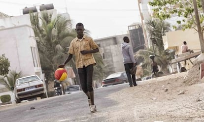 La Federación Española de Baloncesto da el material deportivo para los alumnos de su centro educativo en Senegal.