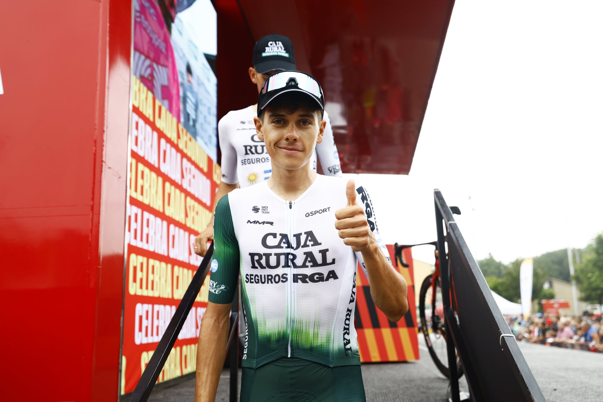 El Caja Rural pedalea O Gran Camiño con la cabeza en el hospital en el que sufre Jaume Guardeño