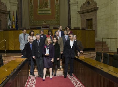 Los diputados que han participado en el libro, ayer en la sede del Parlamento.