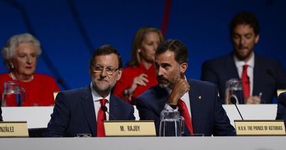 El principe Felipe conversa con Mariano Rajoy.