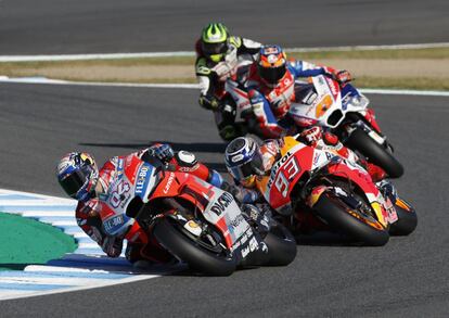 Andrea Dovizioso, por delante de Marc Márquez en un momento de la carrera.