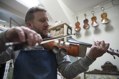 "Este violín de aquí [el de la imagen] es cilíndrico", explica el artesano. "Y tuvimos que pensar cómo adaptarlo para poder poner la barbada [la pieza donde se apoya la barbilla]". En sus manos desprende un sonido templado y recogido. "En función del cuerpo suenan más o menos metálicos", ilustra.