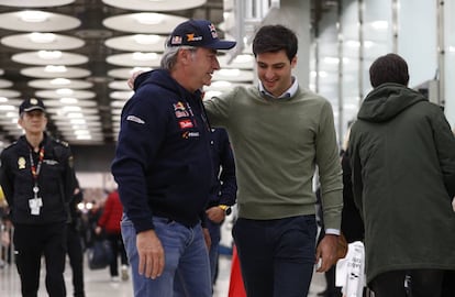Carlos Sainz a su llegada a Madrid tras ganar su tercer rally Dakar, con su hijo Carlos, piloto de Fórmula 1, este lunes.