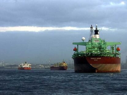 Barcos mercantes en la bahía de Algeciras.