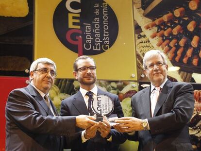 Javier Maroto, entre el presidente de la Federación Española de Hostelería y Restauración, José María Rubio (izquierda) y el de la Federación Española de Periodistas y Escritores de Turismo, Mariano Palacín, durante el acto en Fitur.