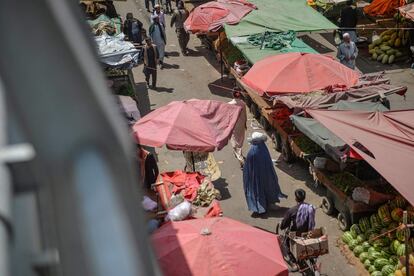 Vista general de un mercado del barrio de Kote Sang de Kabul,este martes. En en el centro, una mujer con burka.