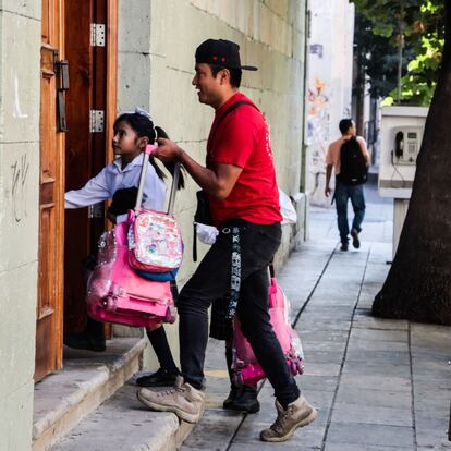 Una niña entra a su colegio en la ciudad de Oaxaca, en 2024.