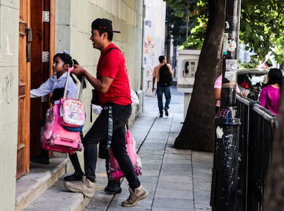 Una niña entra a su colegio en la ciudad de Oaxaca, en 2024.