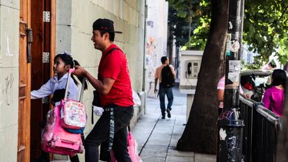 Una niña entra a su colegio en la ciudad de Oaxaca, en 2024.
