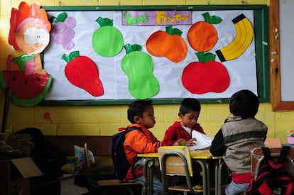 Un grupo de estudiantes en la escuela municipal El Renacimiento en Viilla Nueva, Guatemala.