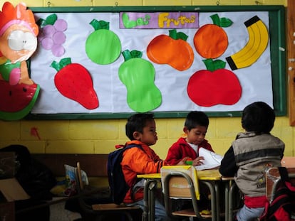 Un grupo de estudiantes en la escuela municipal El Renacimiento en Viilla Nueva, Guatemala.