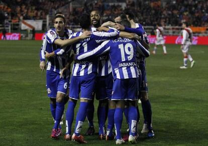 Los jugadores del Deportivo celebran un tanto.