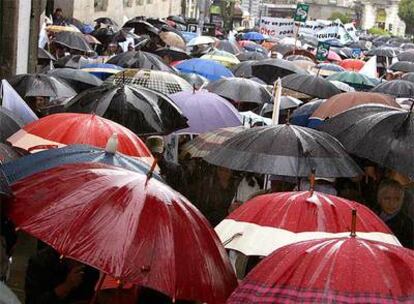 Los manifestantes suben por la rúa do Horreo, ayer en Santiago de Compostela.