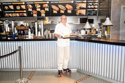 Manolo, en el mostrador de la discoteca con la comida para cenar con su mujer.
