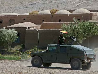 Un VAMTAC español circula junto a una aldea en las proximidades de Herat (Afganistán).