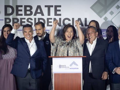 Xóchitl Gálvez, candidata a la presidencia por la Coalición por México, a su llegada a los Estudios Churubusco para participar en el segundo debate electoral del INE, en Ciudad de México, el 28 de abril de 2024.
