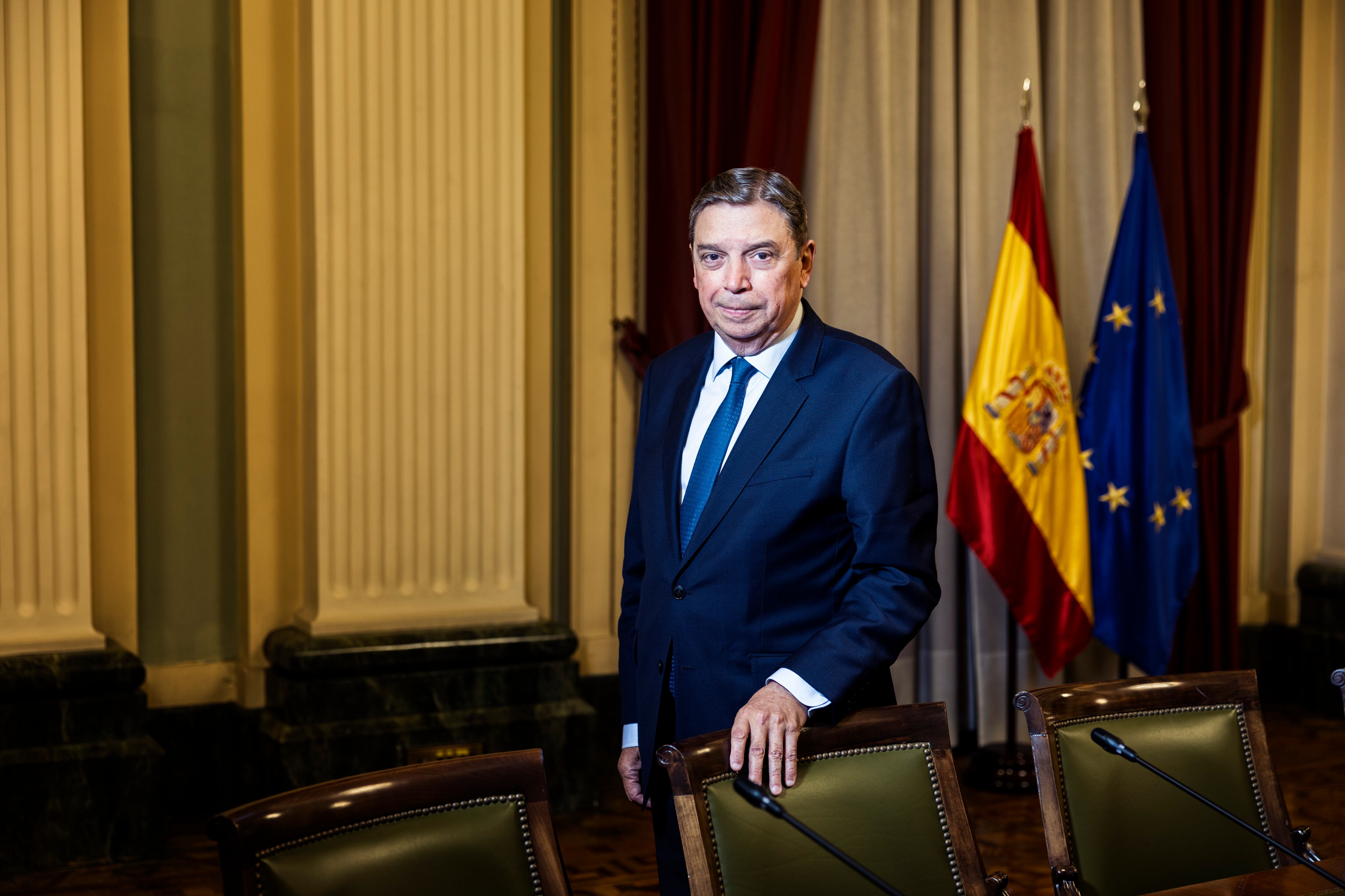 Luis Planas, ministro de Agricultura fotografiado en su despacho del ministerio, el jueves pasado.