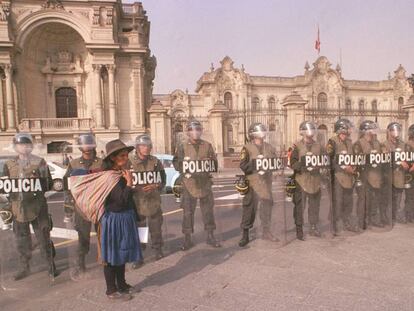 Una peruana ante un cord&oacute;n policial.